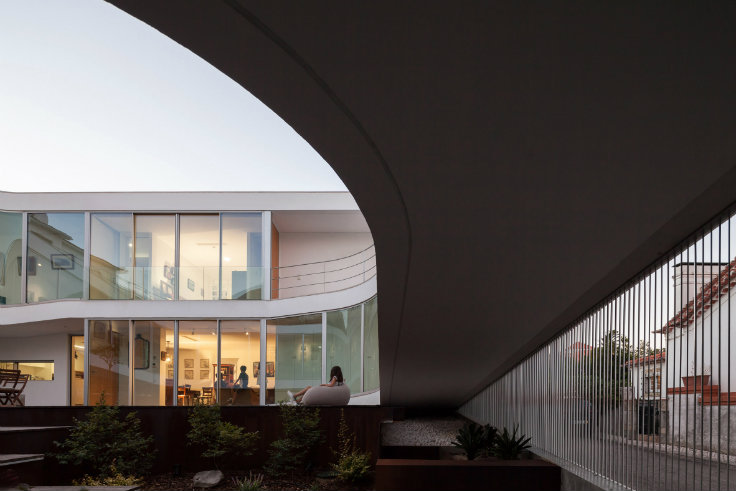 A-Spiralling-walkway-design-at-a-Portuguese-family-home