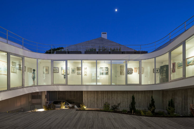 A-Spiralling-walkway-design-at-a-Portuguese-family-home