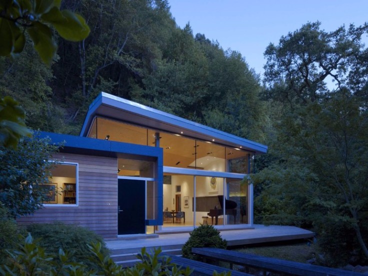 California Modern House Nestled Between a Stream and a Hillside 1