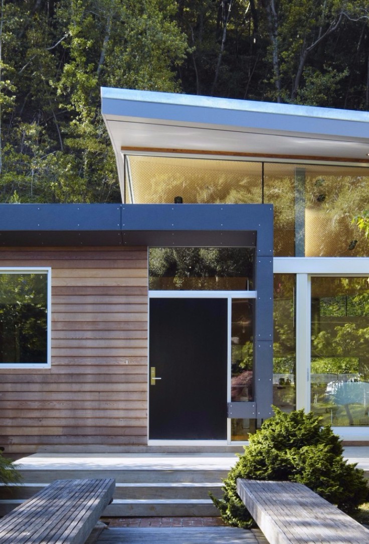 California Modern House Nestled Between a Stream and a Hillside 1
