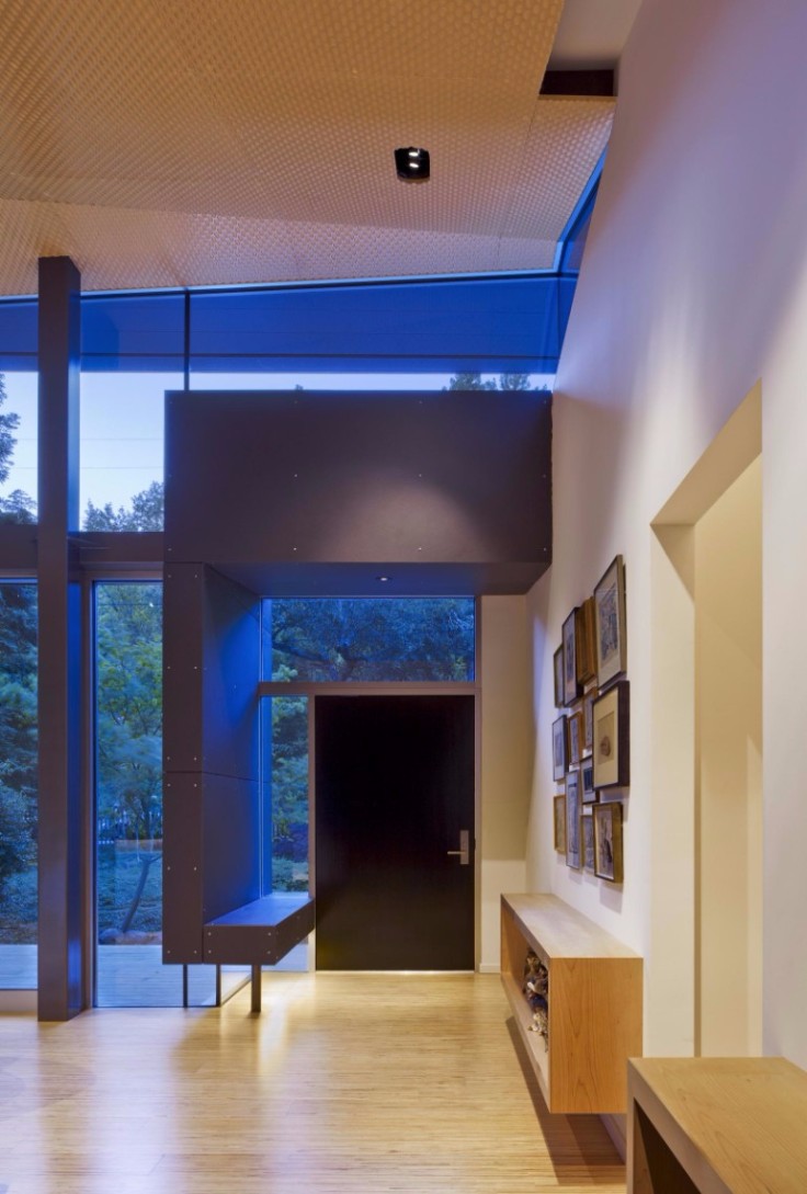 California Modern House Nestled Between a Stream and a Hillside 1