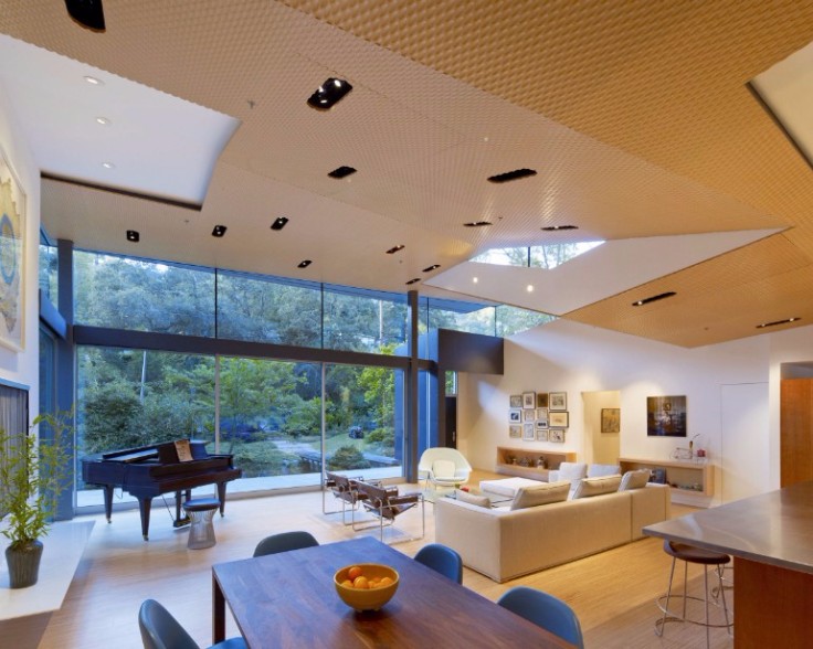 California Modern House Nestled Between a Stream and a Hillside 1