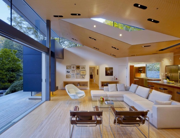 California Modern House Nestled Between a Stream and a Hillside 1
