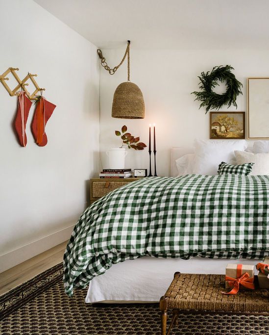 The Exclusive Mid-Century Club: 10+ Cozy Christmas Bedroom Ideas You’ll Love Waking Up To