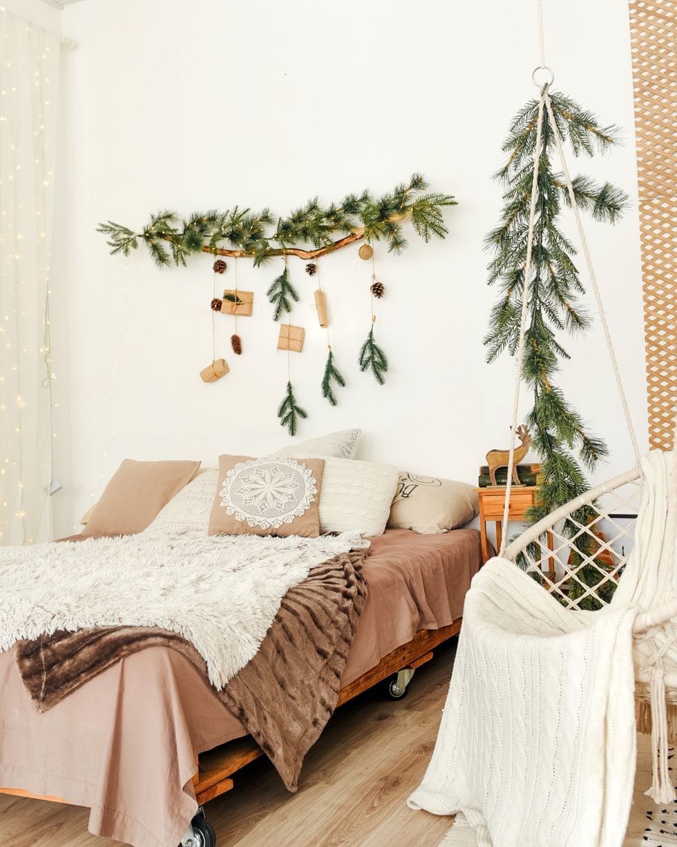The Exclusive Mid-Century Club: 10+ Cozy Christmas Bedroom Ideas You’ll Love Waking Up To