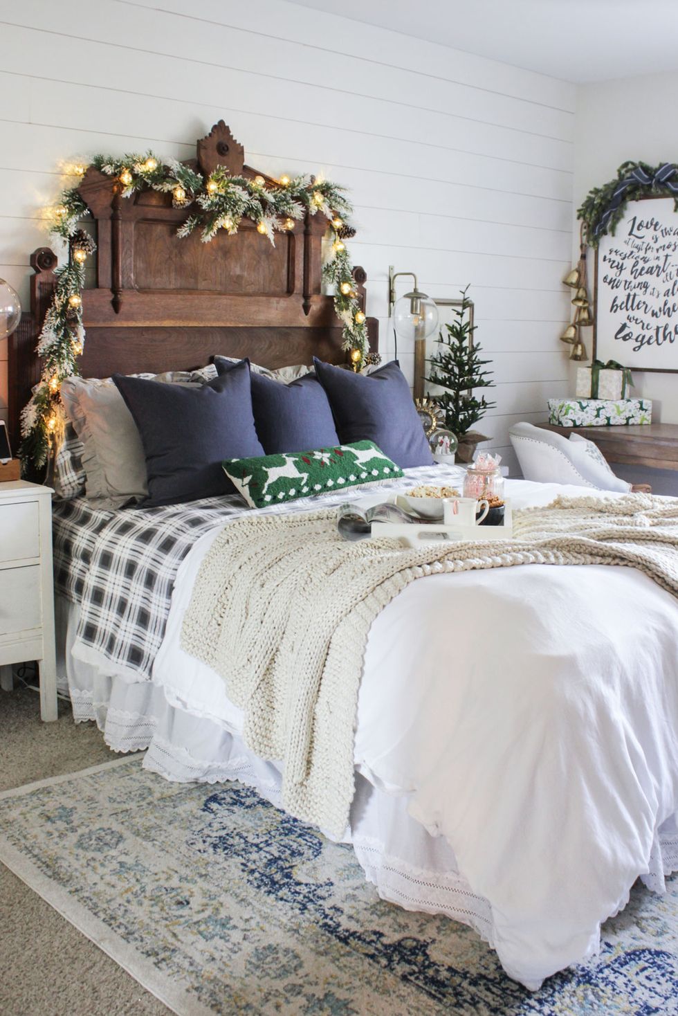 The Exclusive Mid-Century Club: 10+ Cozy Christmas Bedroom Ideas You’ll Love Waking Up To