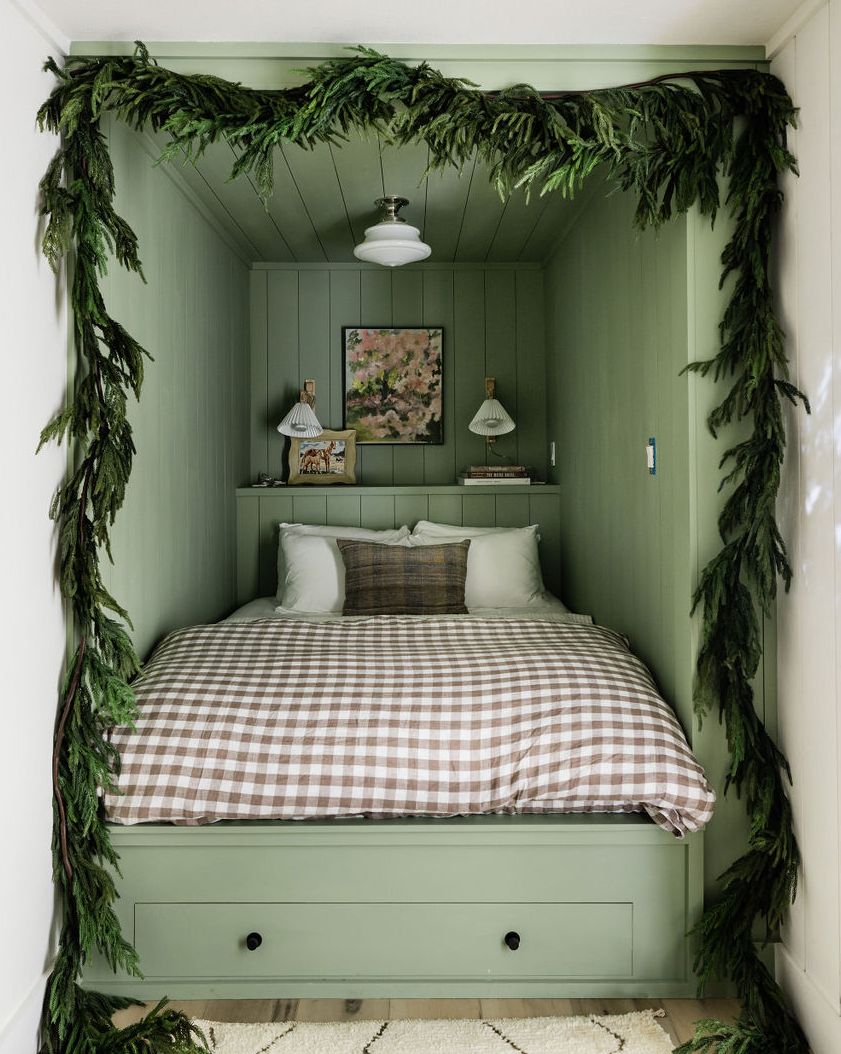 The Exclusive Mid-Century Club: 10+ Cozy Christmas Bedroom Ideas You’ll Love Waking Up To